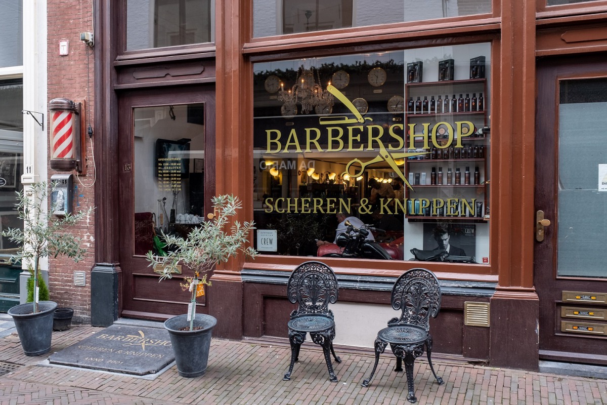 Barbershop Deventer gevel met barberpaal